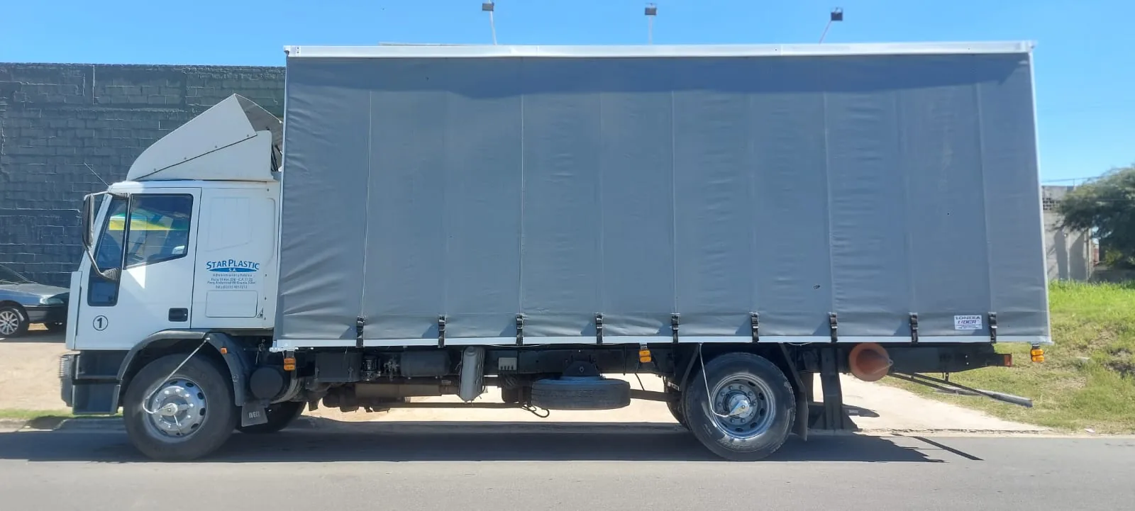 02 lona gris camion vista lateral